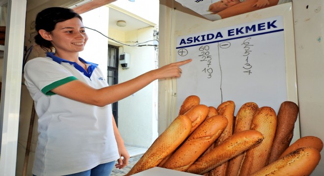  Askıda ekmek  ile ihtiyaç sahiplerine ücretsiz ekmek