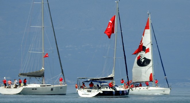 19 Mayıs Coşkusu, Çeşme Körfezi’ni Ay-Yıldız’la Donattı