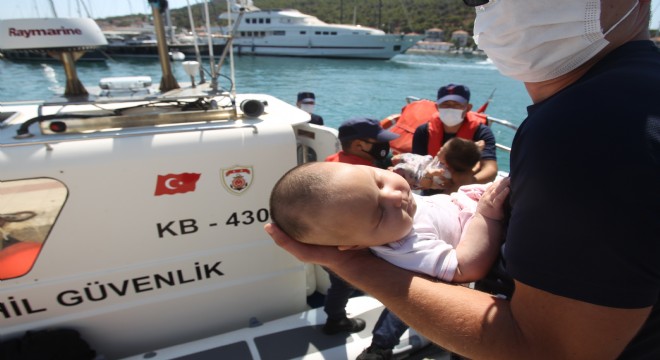 3 Aylık Afgan bebeği Sahil Güvenlik kurtardı