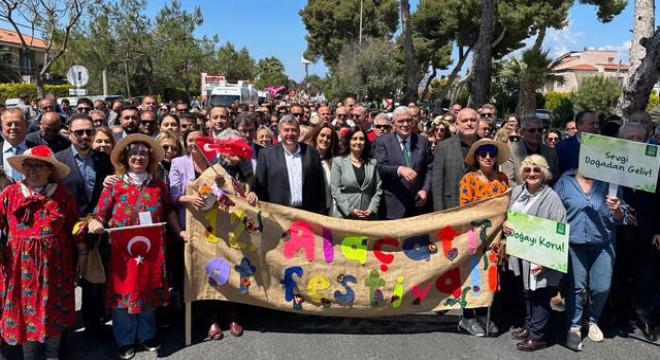 Alaçatı Ot Festivali’nde renkli kortej yürüyüşü