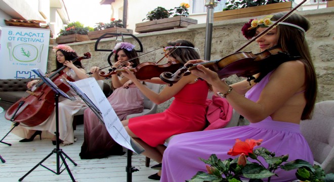 Alaçatı nın büyülü atmosferinde Festival Kokteyli