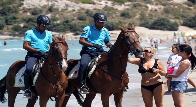 Atlı Jandarma ekibi Çeşme'de