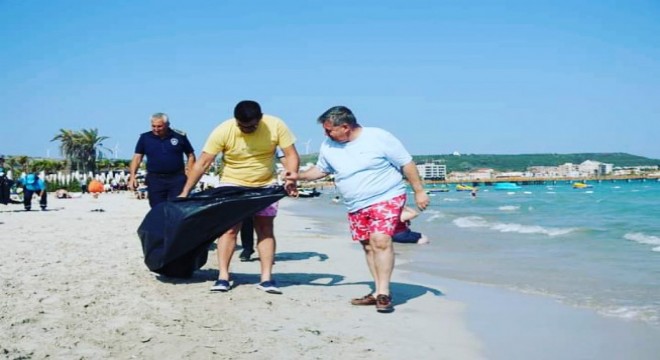 Başkan Oran, Ilıca Plajı nda çöp topladı.