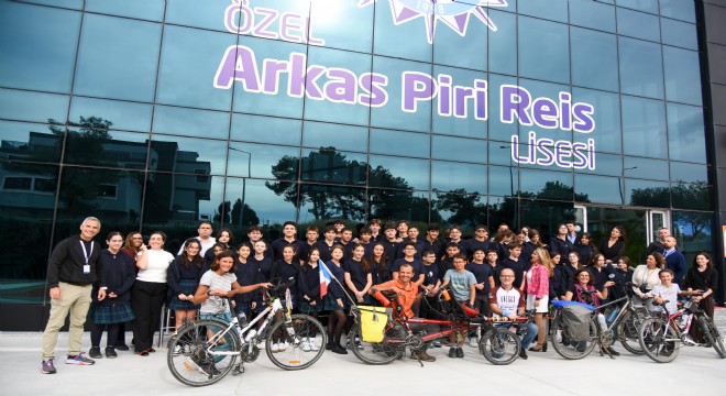 Bisikletçi aile Arkas Piri Reis Lisesinde