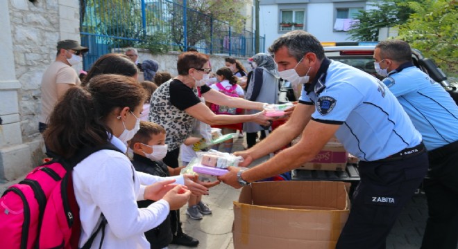 Çeşme Belediyesi’nden öğrencilere hijyen kiti