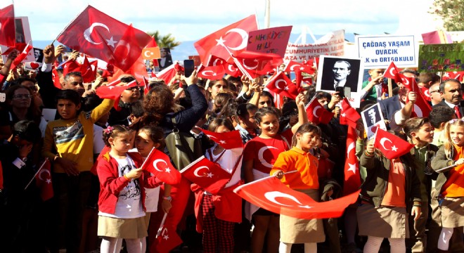 Çeşme Cumhuriyet Bayramı nı coşkuyla kutladı