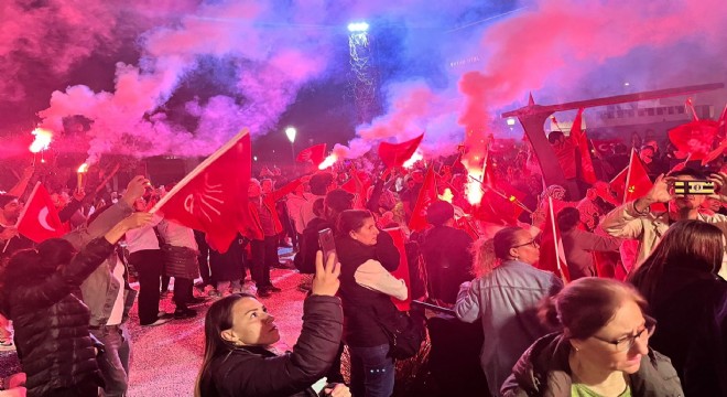Çeşme Cumhuriyet Meydanı nda zafer şarkıları!