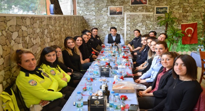 Çeşme Emniyeti’nden Kadın Polislere yemek