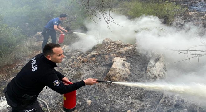 Çeşme Emniyeti’nden yangına ilk müdahale