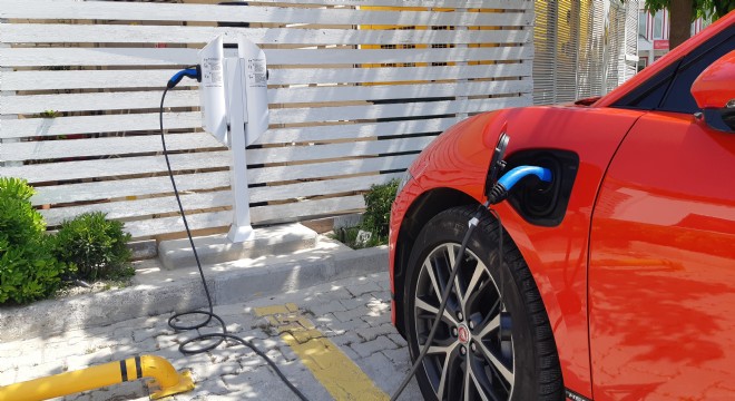 Çeşme Marina’da Elektrikli Araç Şarj İstasyonları Faaliyete Başladı
