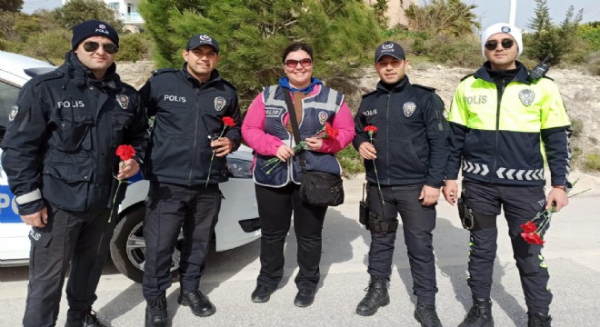 Çeşme Polisi’nden Kadınlara çiçek!