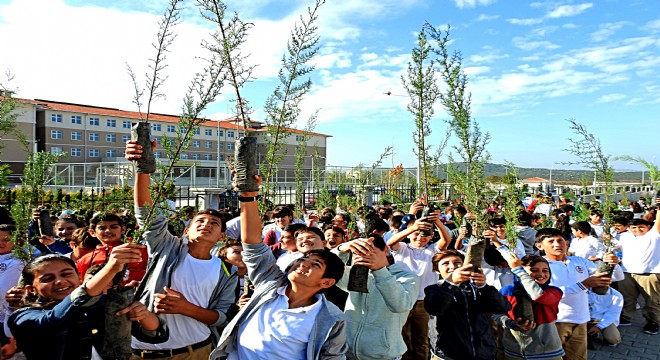 Çeşme de 2 bin fidan toprakla buluştu