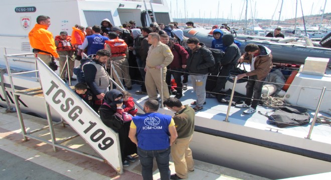 Çeşme de 50 göçmen daha kurtarıldı