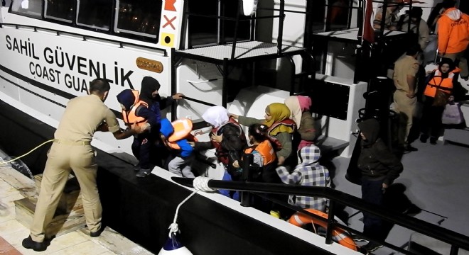 Çeşme de 60 kaçak göçmen yakalandı