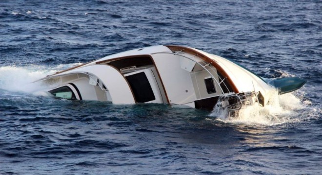 Çeşme de Motoryat battı, iki kişi kurtarıldı!