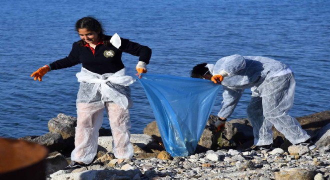 Çeşme’de Yelkencilerden “Çevre temizliği”