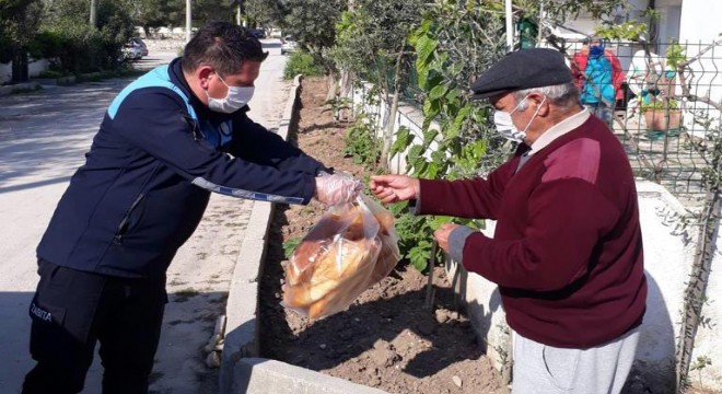 Çeşme’de Zabıtalar ekmek dağıtımında!