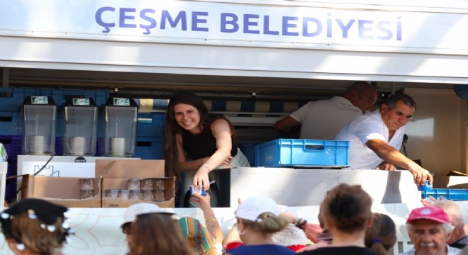 Çeşme de aşure lokması paylaşıldı