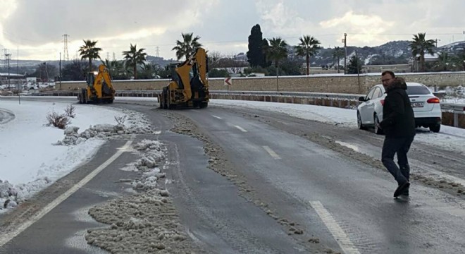 Çeşme de bu da oldu,  İş makinaları yolları açtı, tuzlama yapıldı