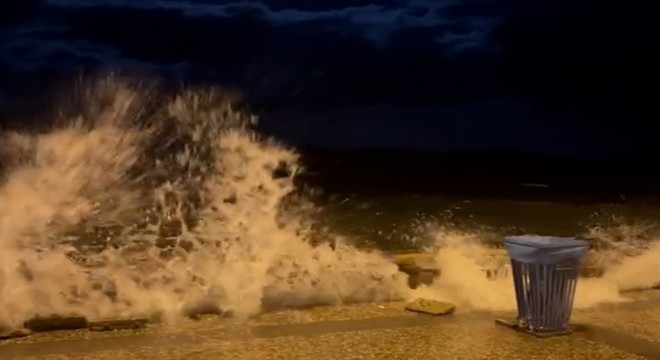 Çeşme de fırtına etkili oldu, deniz taştı.