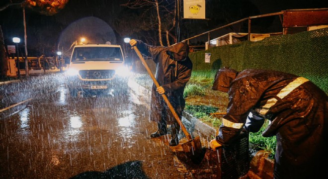 Çeşme’de şiddetli yağışa karşı kesintisiz mücadele