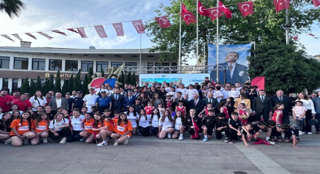 Çeşme deYarımada Spor Oyunlarına renkli açılış