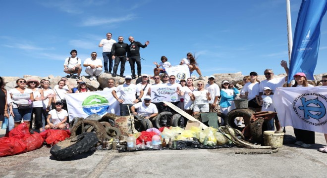 Çeşme kıyılarından 1,5 ton atık çıkarıldı