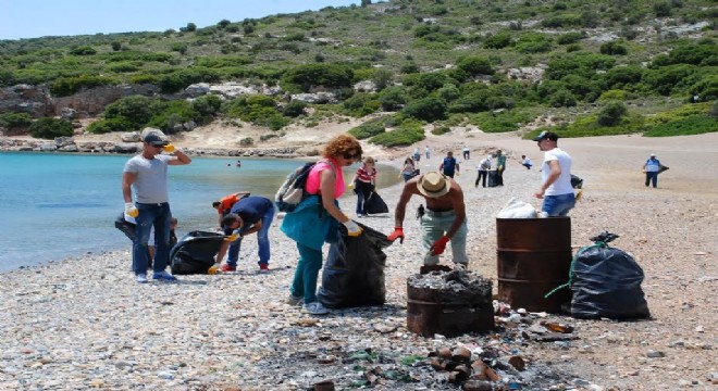 Çeşme koylarında sezon temizliği