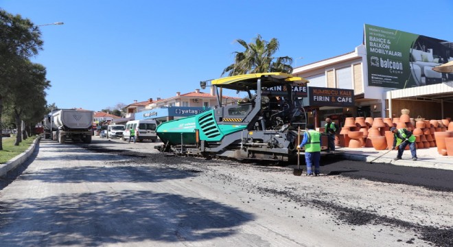 Çeşme’nin yolları yaza hazırlanıyor