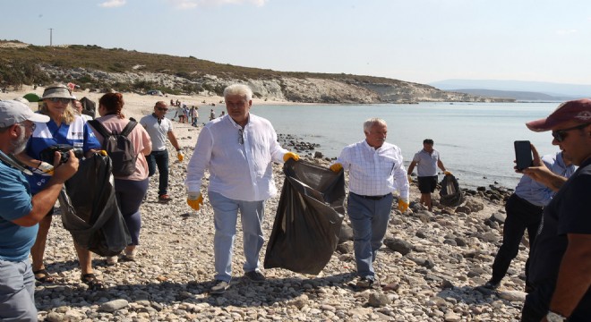 Çeşme plajlarında farkındalık temizliği