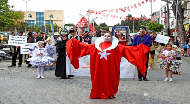 Çeşme sokaklarında masal kahramanları!