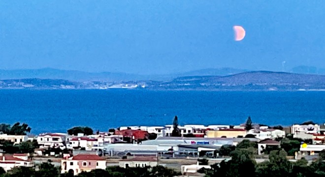 Çeşme üzerinde Kanlı Ay Tutulması!