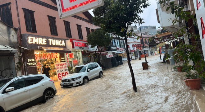 Çeşme yi sağanak yağmur vurdu!