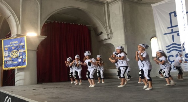 Çocuk felci farkındalığı için çocuklarla danslı etkinlik
