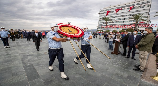 Cumhuriyet Bayramı kutlamaları çelenk töreniyle başladı