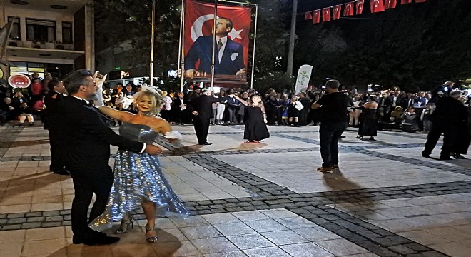 Cumhuriyet coşkusu, vals gösterisi ve fener alayı ile doruğa ulaştı