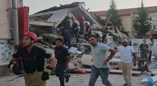 Deprem sonrası zamanla yarış! Bir kişi hayatını kaybetti