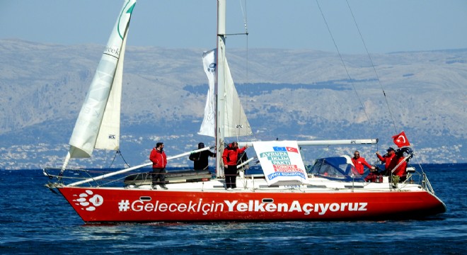 Gelecek için Hopa dan yelken açan tekne Çeşme de