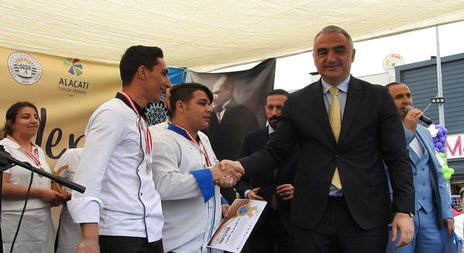Genç Turizmciler in ödüllerini Turizm Bakanı Ersoy verdi