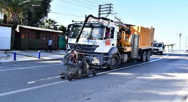 İzmir Büyükşehir Belediyesi’nden trafik çizgileri yenilemede örnek uygulama