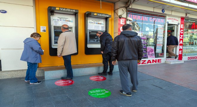 İzmir de Sosyal Mesafe çıkartmaları