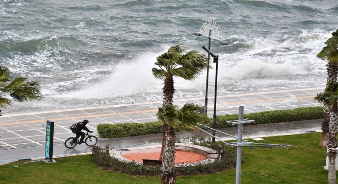 İzmir’de şiddetli lodos