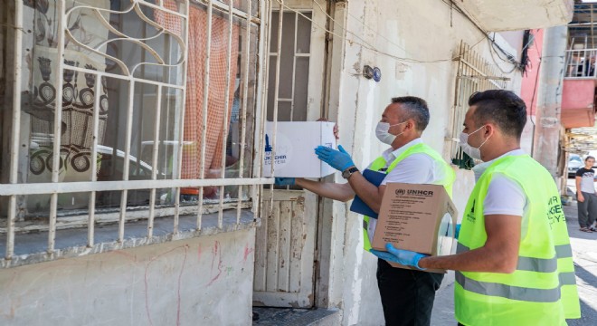 İzmir’deki mültecilere hijyen ve gıda paketi desteği