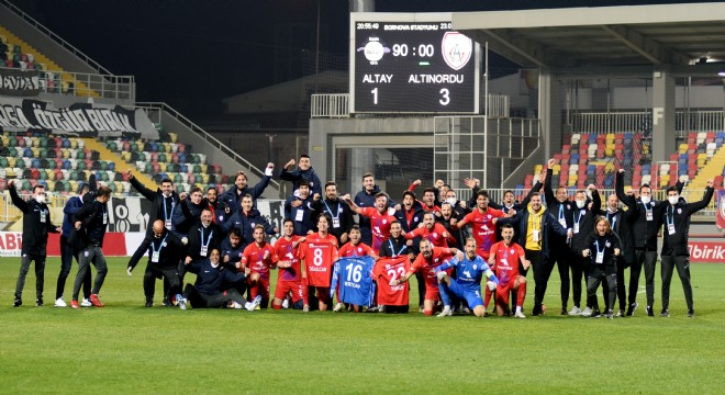 İzmir derbisinde gülen Altınordu oldu:1-3