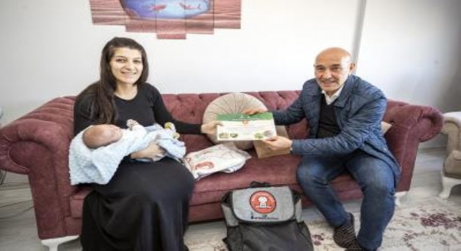 İzmirli bebeklere belediyeden   Hoş Geldin Bebek  paketi