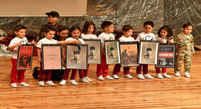 İzmirli miniklerden 23 Nisan a yakışan kutlama