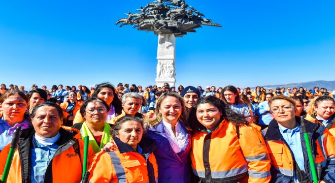 Kadın süpürgeciler İzmir’e toz kondurmuyor