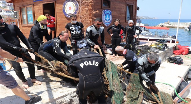 Karaburun’da hayalet ağlar temizlendi