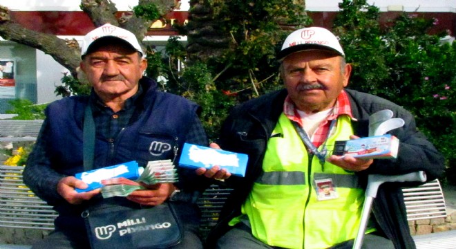 Kartal kardeşler 50 yıldır Çeşme de şans dağıtıyor