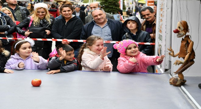 Kukla coşkusu sokaklara taştı